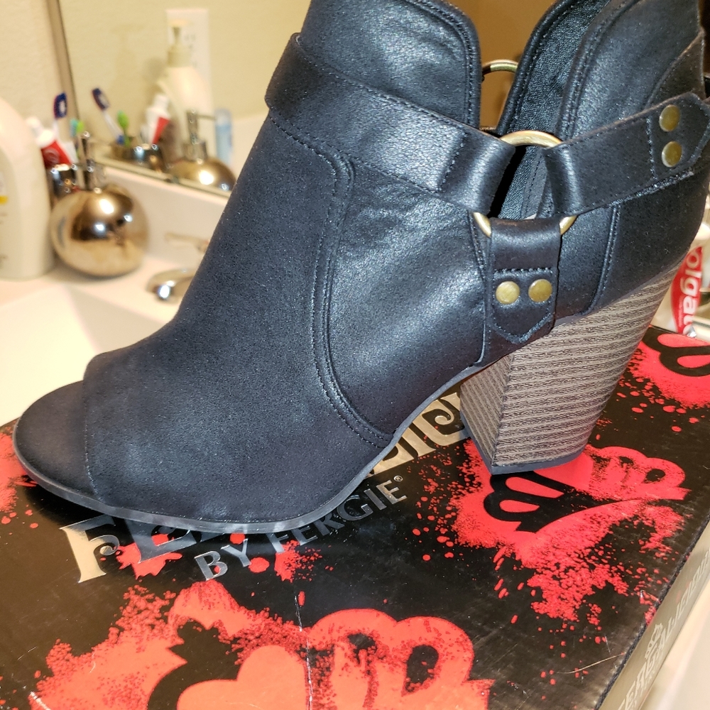 Shoes - Picture 3 of 4